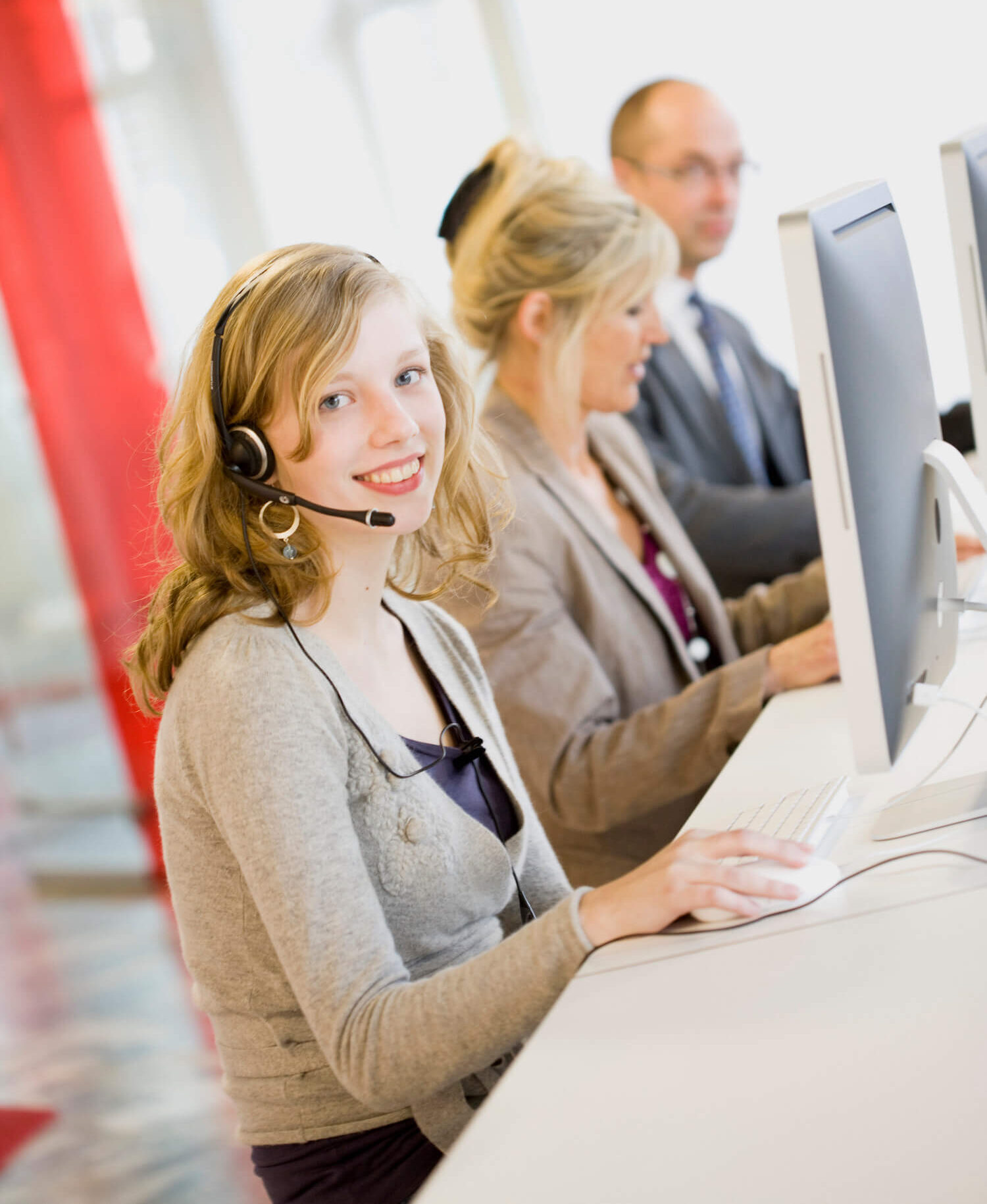 Büro Mitarbeiterin in einem Call Center Unternehmen
